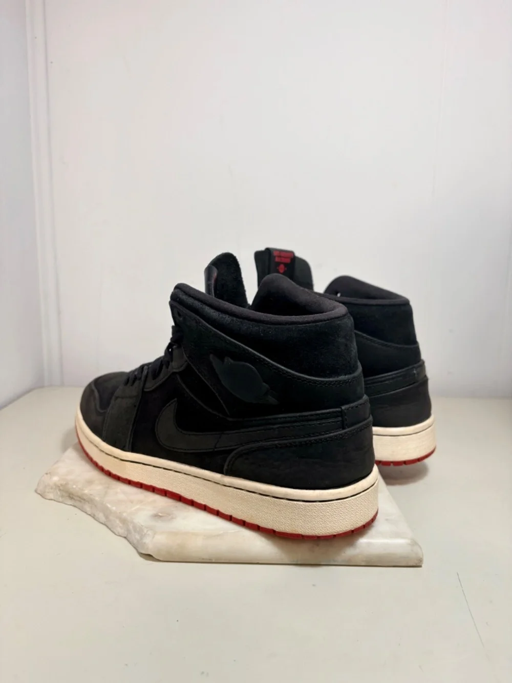 AIR Jordan 1 Mens Size 9 Nouveau Mid Black Red - Picture 2 of 9